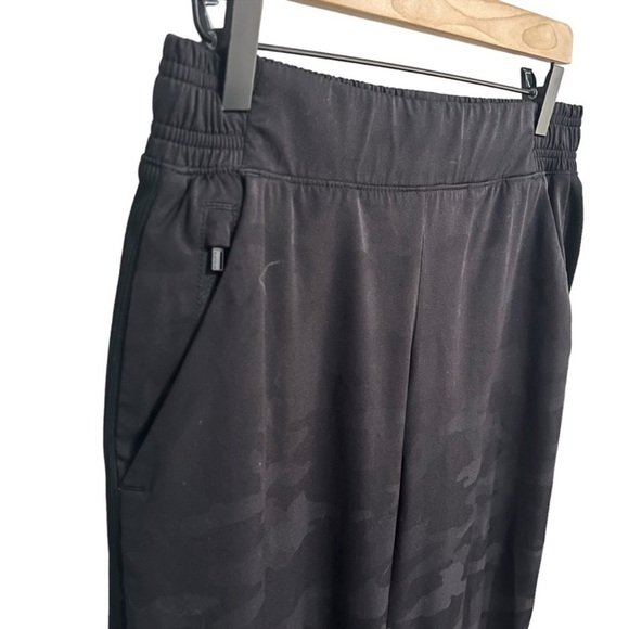 EXCELLENT CONDITION ATHLETA LINED BROOKLYN JOGGERS BLACK CAMO SIZE 4 - Picture 6 of 8